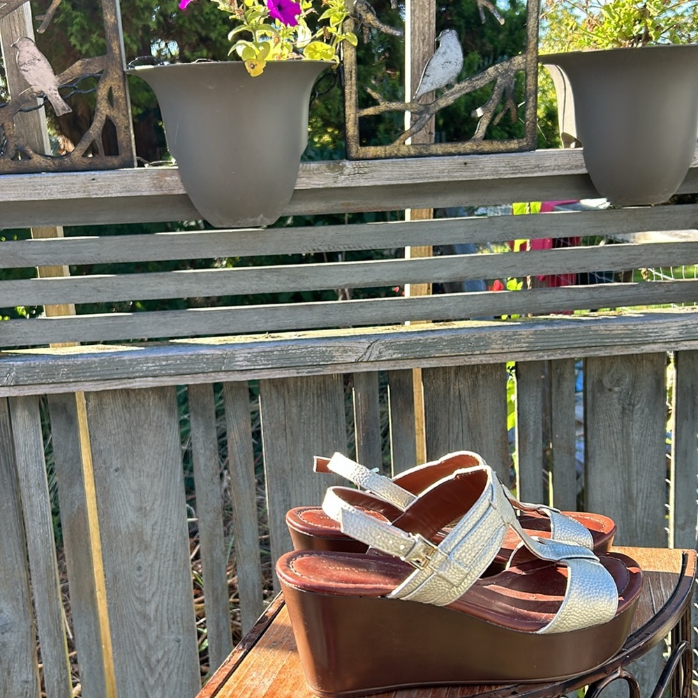 8.5 M gold and brown wedge sandals by Tommy Hilfiger - Picture 5 of 7